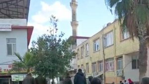 Adana'da hasarlı minare kontrollü yıkıldı