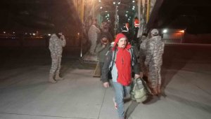 Adana'daki deprem bölgesinde çalışmalara katılan 60 kişilik askeri ve sivil ekip Türk Silahlı Kuvvetleri'ne ait uçakla İstanbul'a getirildi