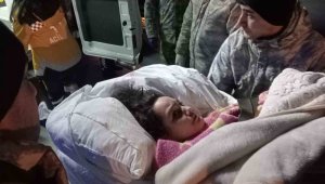 Adana'daki yaralı 49 depremzede ve 25 refakatçi Türk Silahlı Kuvvetleri'ne ait uçakla İstanbul'a getirildi