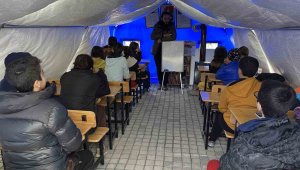Adıyaman'da çocuklar çadır sınıflarda ders başı yaptı, İstiklal Marşı'nı okudu