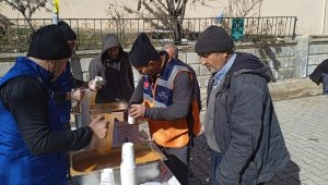 Adıyaman'da depremzedelere sıcak yemek