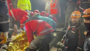 AFAD ekipleri 120 saat sonra enkazdan bir vatandaşı sağ çıkardı
