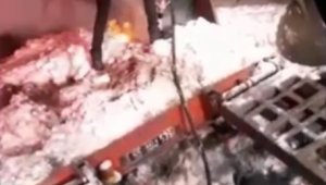 Afet bölgesine giden Türkeli itfaiyesi, tır yangınını büyümeden söndürdü