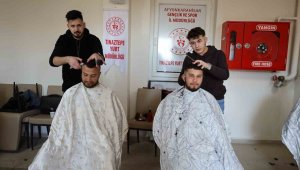 Afyonkarahisar'da depremzedelere ücretsiz tıraş hizmeti