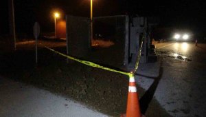 Afyonkarahisar'da toprak yüklü kamyon devrildi, bir kişi yaralandı