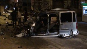 Ağır yaralı sürücü hastaneye sevk edilirken arabasını sayıkladı