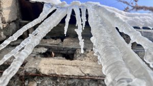 Ağrı'da dev buz sarkıtları oluştu
