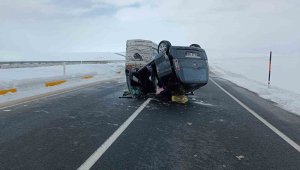 Ağrı'da hafif ticari araç takla attı: 3 yaralı