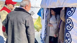 AK Partili Tin, Kırgız ve Kazak otağlarında kalan depremzedelerle buluştu