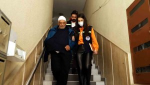 Akdeniz Belediyesi tedavisi süren depremzedeleri hastanelere ulaştırıyor