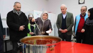 Akdeniz'de depremzedeler için günlük 2 bin kişilik sıcak yemek çıkıyor