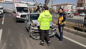 Aksaray'da otomobil kamyonete arkadan çarptı: 3 yaralı