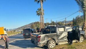 Alanya'da kamyonetle minibüs çarpıştı: 4 yaralı