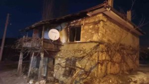 Alevlerin arasında kalan yaşlı adam hayatını kaybetti