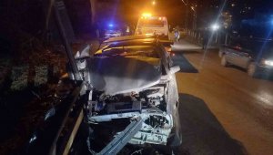 Alkollü sürücü bariyerlere çarptı: 1'i ağır 3 yaralı