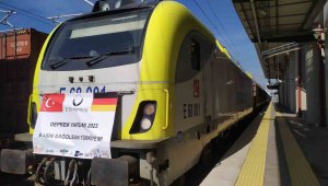 Almanya'dan yola çıkan 400 tonluk malzeme taşıyan yardım treni Halkalı Tren Garı'na geldi