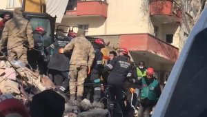 Anne ve 4 yaşındaki kızı 79 saat sonra enkazdan sağ olarak kurtarıldı