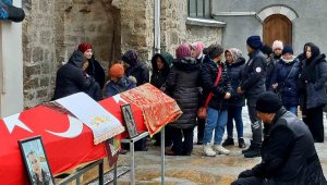 Anne ve kızı enkaz altında can vermişti, yakınlarının feryatları yürekleri dağladı