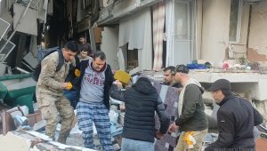 Antakya'da 3 kişi enkazdan sağ çıkarıldı