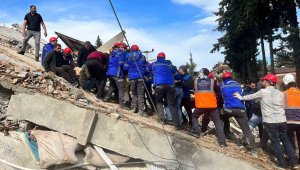 Antakya'da 35 saat sonra 2 kişi enkazdan sağ olarak çıkarıldı