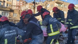 Antalya itfaiyesi Hatay'da enkazdan bir bebeği kurtardı