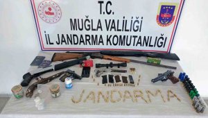 Antik tabancayı satmak isterken yakalandı