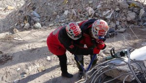 Arama-kurtarma gönüllüsü Necla teyze, Kahramanmaraş'ta enkazda hayat kurtarıyor
