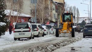Ardahan Belediyesi ekiplerinin karla mücadele çalışmaları