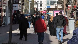 Artan hava sıcaklığını fırsat bilen vatandaşlar adeta sokaklara döküldü
