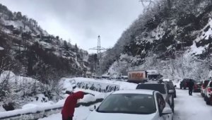 Artvin'de kar yağışı karayolunda ulaşımın aksamasına neden oldu