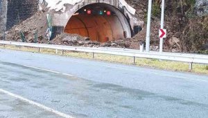 Artvin'de Kopmuş Tüneli girişinde heyelan