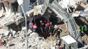 Asansör boşluğundan inip, enkazdaki genci kurtardılar