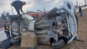 Aydınlatma direği otomobili kemer gibi sararak sıkıştırdı