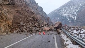 Aynı güzergahta 1 saat arayla yaşanan ikinci heyelan kamerada