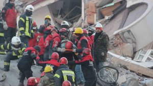 Baba ve 2 oğlu enkazdan 76 saat sonra kurtarıldı