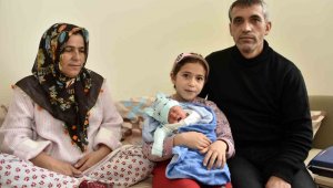 Babasının askerlik yaptığı şehirde depremzede olarak dünyaya geldi