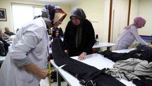 Bağcılar'da depremzedeler için uyku tulumları dikiliyor