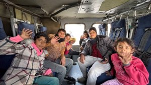 Bakan Kurum, depremzede çocukların helikoptere binme isteğini yerine getirdi