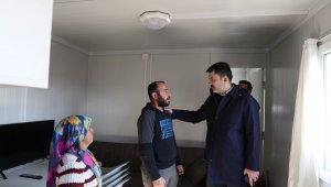 Bakan Kurum, konteyner kentte yaşayan depremzedeleri ziyaret etti