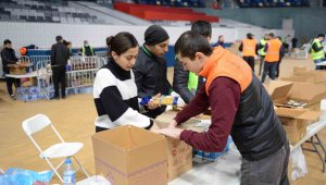 Bakü'deki Türkiye Yüzyılı Birlik ve Dayanışma Platformu'ndan Türkiye'ye 135 tırlık yardım