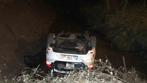 Başka araca çarpmamak için manevra yapan otomobil dereye uçtu