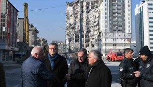 Başkan Büyükkılıç, ağır hasarlı binadaki yıkım çalışmalarını inceledi