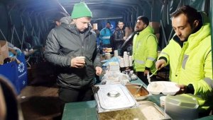 Başkan Çolakbayrakdar; "Depremin ilk saatlerinden itibaren gece-gündüz durmadan çalışıyoruz"