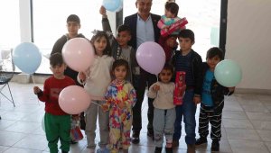 Başkan Kaplan depremzede çocuklara moral oldu