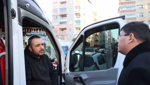 Başkan Özcan depremzede vatandaşlarla kucaklaşmaya devam ediyor