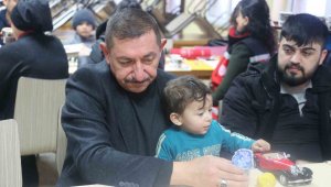 Başkan Vidinlioğlu, depremzede aileleri ziyaret etti