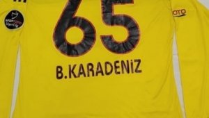 Batuhan Karadeniz'den depremzedelere Eskişehirspor formalı destek