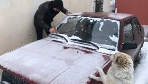 Bayburt'a lapa lapa kar yağdı, kar kalınlığı 40 santimetreyi buldu