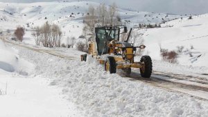 Bayburt'ta kar ve tipiden kapanan köy yolları ulaşıma açıldı