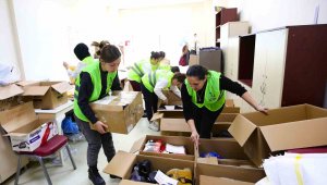 Bayraklı'dan deprem bölgesine 17 tır ve bir büyük kamyon dolusu yardım